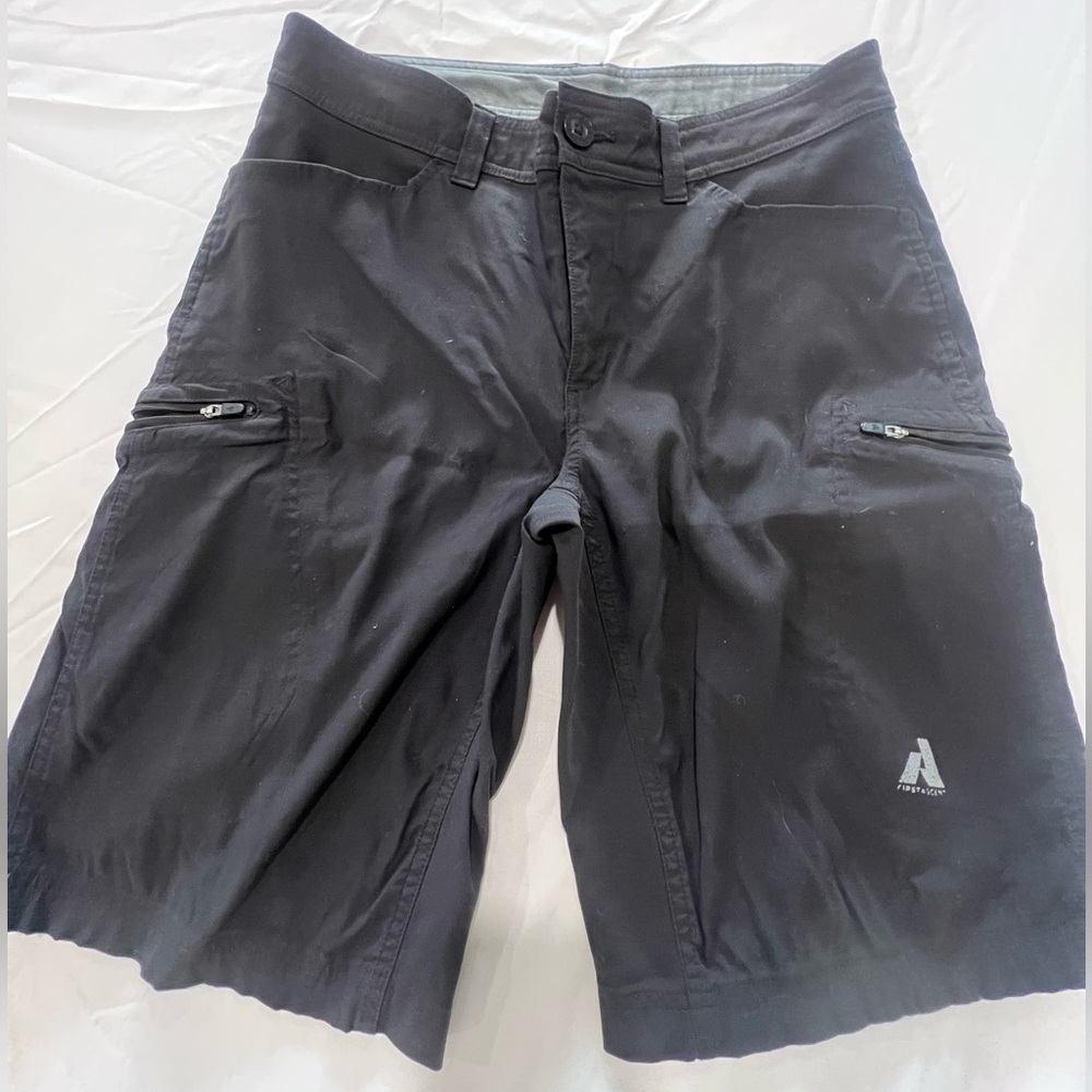 EDDIE BAUER black cargo shorts size 34